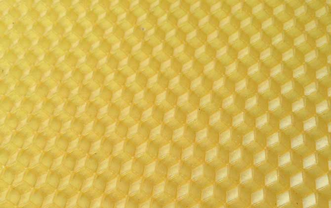 養(yǎng)蜂不僅要技術(shù),還要養(yǎng)蜂工具,這些工具可使蜜蜂養(yǎng)殖事半功倍! 巢礎(chǔ)