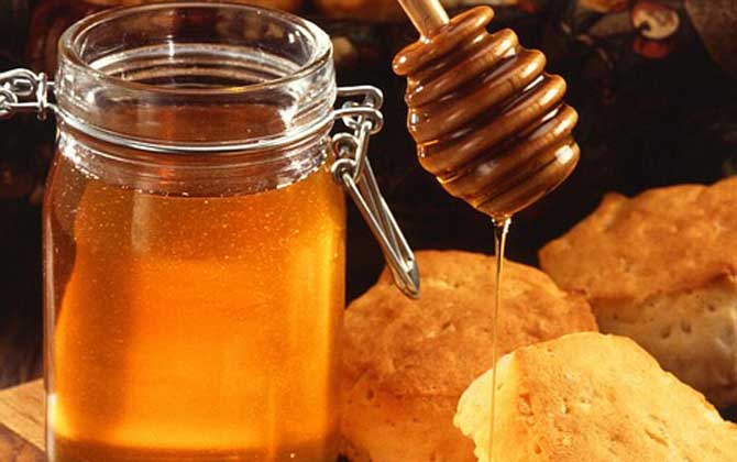 蜂蜜存了五六年還能吃嗎?要看有沒(méi)有變質(zhì),只要沒(méi)變質(zhì)就還能吃! 蜂蜜