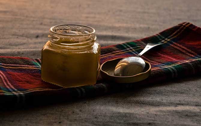 蜂蜜存了五六年還能吃嗎?要看有沒(méi)有變質(zhì),只要沒(méi)變質(zhì)就還能吃! 蜂蜜