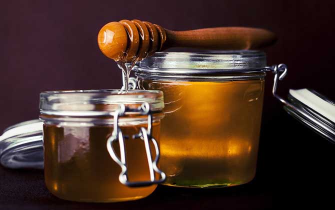 蜂蜜的保質期有多長?理論上永不變質,但一般標成2年或18個月! 蜂蜜