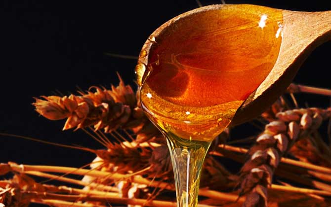 蜂蜜的保質期有多長?理論上永不變質,但一般標成2年或18個月! 蜂蜜