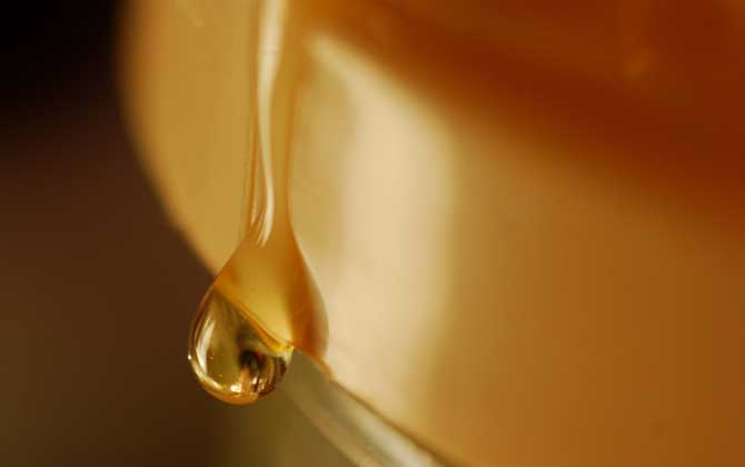 蜂蜜的保質期有多長?理論上永不變質,但一般標成2年或18個月! 蜂蜜