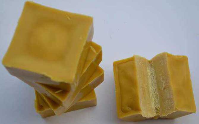 天然蜂蠟能吃嗎?雖然沒什么味道,但對健康也是大有好處的! 蜂蠟