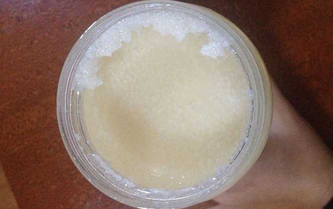 真蜂蜜會結(jié)晶嗎?結(jié)晶是蜂蜜的特性,所有自然成熟蜜都能結(jié)晶! 蜂蜜