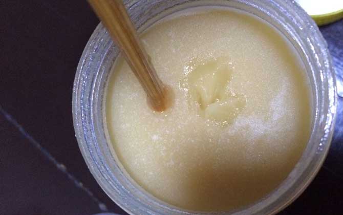 真蜂蜜會結(jié)晶嗎?結(jié)晶是蜂蜜的特性,所有自然成熟蜜都能結(jié)晶! 蜂蜜