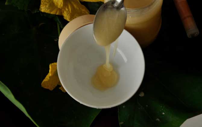 真蜂蜜會結(jié)晶嗎?結(jié)晶是蜂蜜的特性,所有自然成熟蜜都能結(jié)晶! 蜂蜜