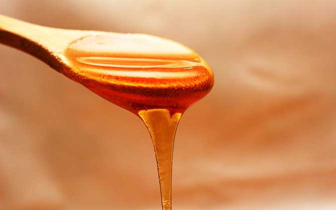 蜂蜜可以洗臉嗎?用對(duì)了好處不用多說(shuō),用錯(cuò)了反而引發(fā)肌膚問(wèn)題! 蜂蜜