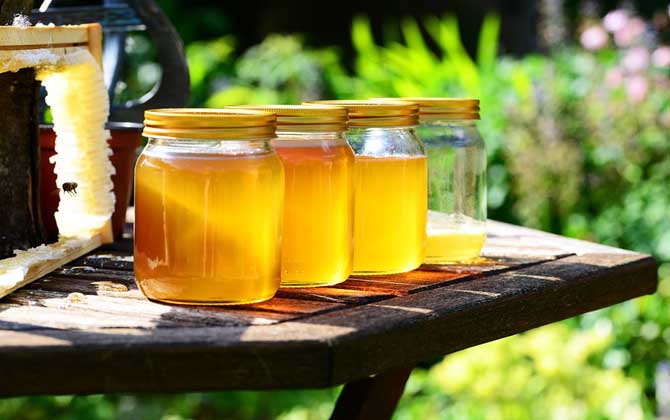 蜂蜜放了10年還能吃嗎?取決于蜂蜜是否變質,變質的蜂蜜不能吃! 蜂蜜
