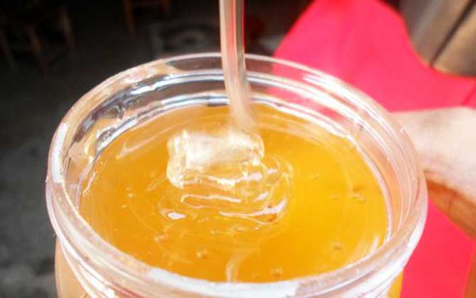 喝蜂蜜水止咳嗎?純蜂蜜水雖然能止咳,但搭配食用止咳效果更佳! 蜂蜜