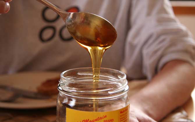 喝蜂蜜水有什么好處?經(jīng)常喝不但能增強(qiáng)體質(zhì),而且還能美容養(yǎng)顏! 蜂蜜