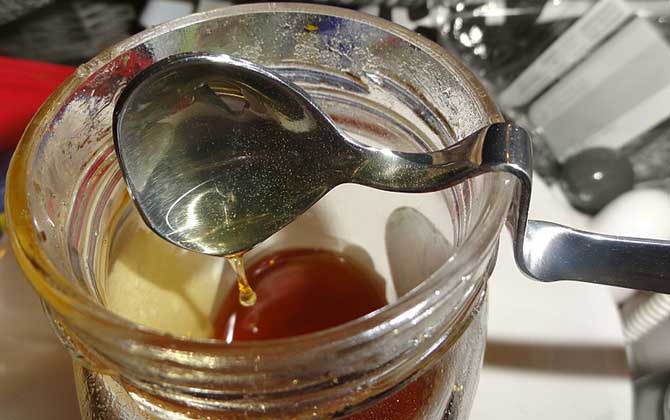 喝蜂蜜水有什么好處?經(jīng)常喝不但能增強(qiáng)體質(zhì),而且還能美容養(yǎng)顏! 蜂蜜