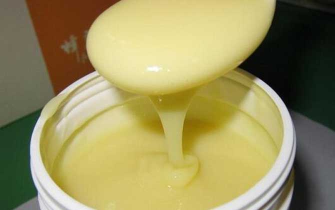 蜂王漿的作用與功效有哪些?經(jīng)常吃些蜂王漿,這5個(gè)好處跑不了! 蜂王漿