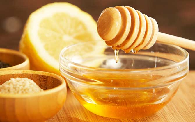 蜂蜜檸檬水的正確泡法,切勿長期過量飲用,更不能長期空腹飲用! 蜂蜜檸檬水
