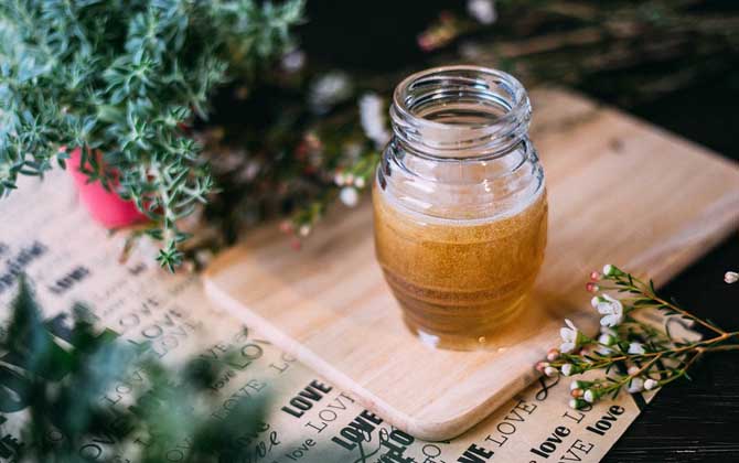 蜂蜜有保質(zhì)期嗎?保質(zhì)期多久?實際上蜂蜜沒有嚴(yán)格意義的保質(zhì)期! 蜂蜜
