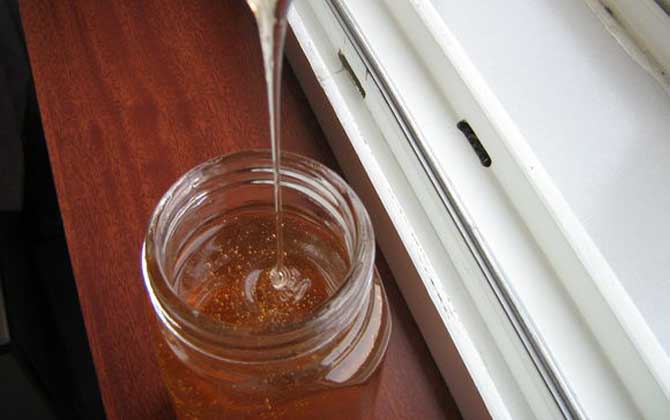 女性千萬(wàn)不要亂吃蜂蜜,不但要注意禁忌人群,喝法也必須要正確! 蜂蜜