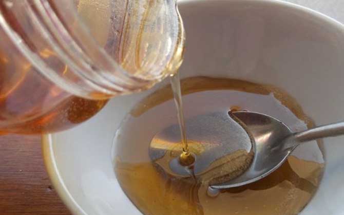 女性千萬(wàn)不要亂吃蜂蜜,不但要注意禁忌人群,喝法也必須要正確! 蜂蜜