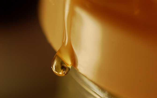 天然蜂蜜保質期多久?沒有嚴格的保質期,理論上能“永不變質”! 蜂蜜