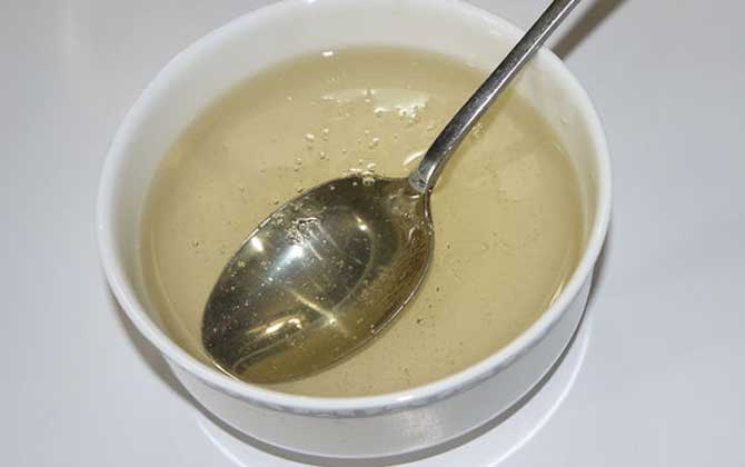 生姜蜂蜜水有什么功效?不但能美容養(yǎng)顏,對(duì)緩解痛經(jīng)也極為有效! 蜂蜜