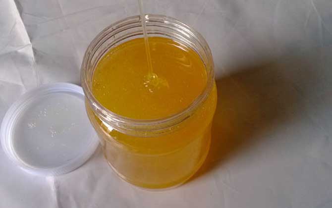 生姜蜂蜜水有什么功效?不但能美容養(yǎng)顏,對(duì)緩解痛經(jīng)也極為有效! 蜂蜜