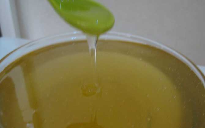 生姜蜂蜜水有什么功效?不但能美容養(yǎng)顏,對(duì)緩解痛經(jīng)也極為有效! 蜂蜜