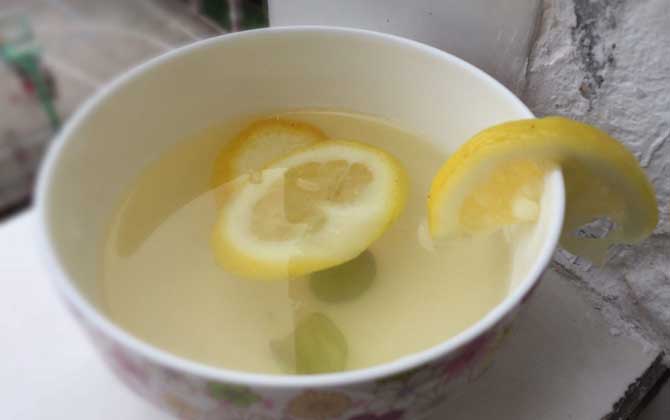 早上喝蜂蜜水好嗎?早上喝蜂蜜水能通便排毒,但必須適時適量! 蜂蜜水