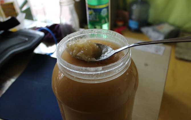 蜂蜜放壞了是什么樣子的?有酒精味和酸腐味,質地也會變稀! 蜂蜜