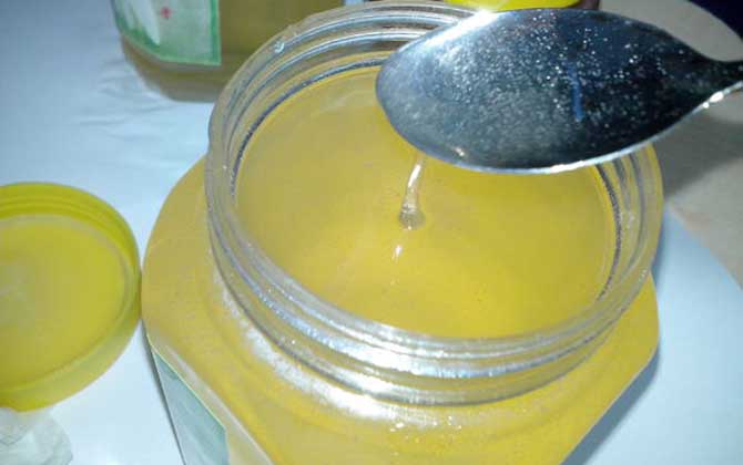 蜂蜜放壞了是什么樣子的?有酒精味和酸腐味,質地也會變稀! 蜂蜜