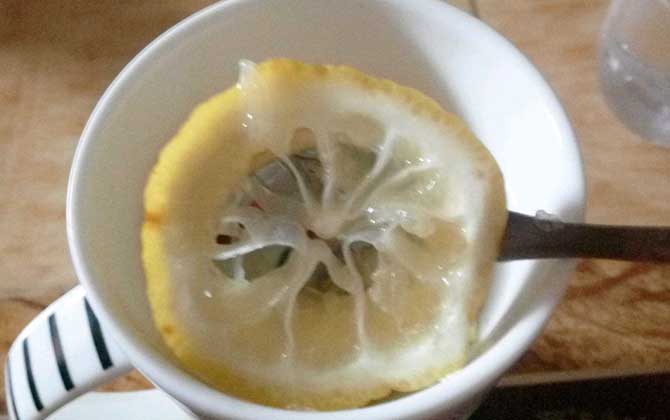 自制蜂蜜檸檬茶的禁忌,不能長期空腹喝,更不能長期過量飲用! 蜂蜜檸檬茶