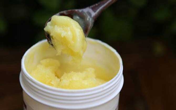 蜂王漿吃了容易得癌是真的嗎?假的,實(shí)際上蜂王漿還能抗癌! 蜂王漿