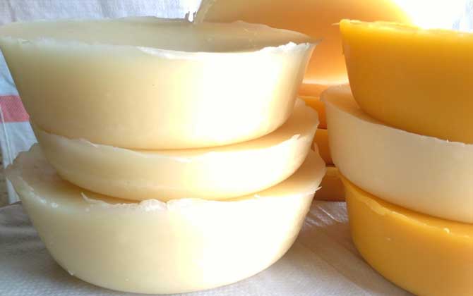 天然蜂蠟多少錢一斤?一般20~30元一斤,但要注意辨別真假! 蜂蠟