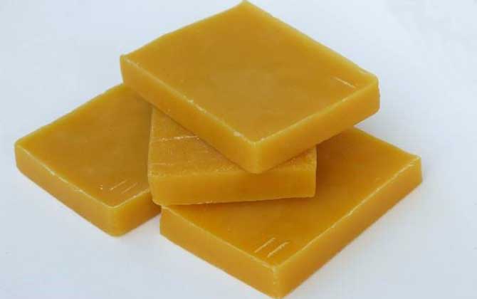 天然蜂蠟多少錢一斤?一般20~30元一斤,但要注意辨別真假! 蜂蠟