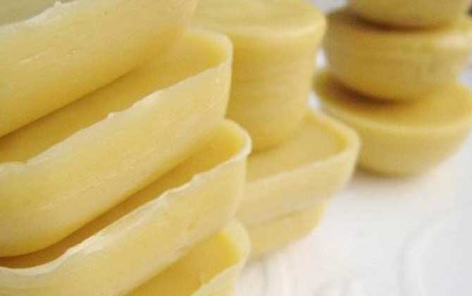 中蜂蜂蠟多少錢一斤?比中蜂蜜便宜得多,一般20~30元一斤! 蜂蠟