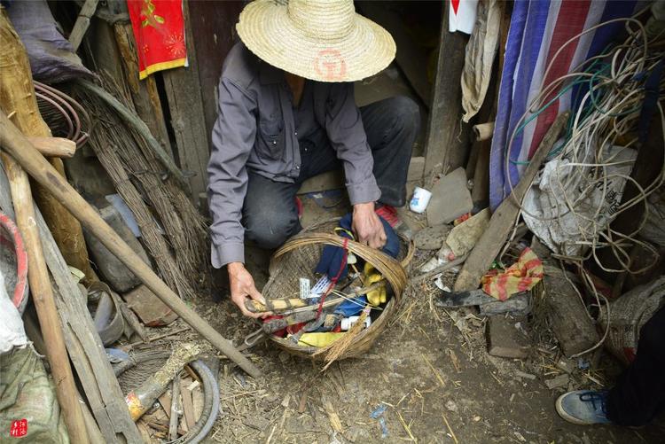 81歲老人養(yǎng)蜂半世紀，自創(chuàng)多種養(yǎng)蜂工具，怕蜜蜂丟失樹下睡3個月