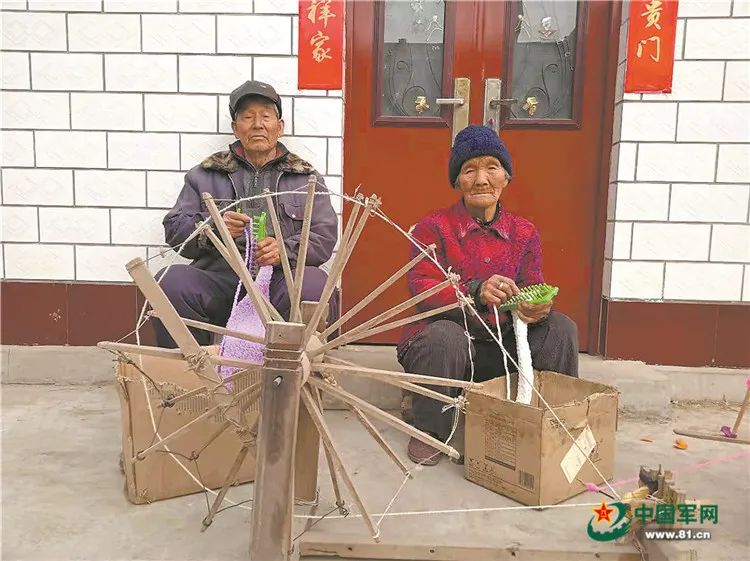 八旬老人寄出數萬條圍巾,收貨地幾乎覆蓋所有邊關 八旬老人寄出數萬條圍巾,收貨地幾乎覆蓋所有邊關……