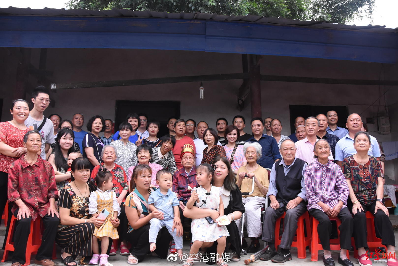 121歲,六世同堂,這樣的生日宴真讓人羨慕 來沾福氣!成都“最牛00后”迎來121歲生日 已是六世同堂