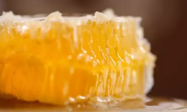 什么是蜂巢蜜（蜂巢蜜都有哪些營養成分）