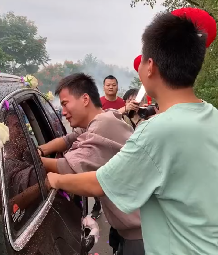 姐弟情深！湖南一位姐姐出嫁，2個雙胞胎弟弟哭成了淚人