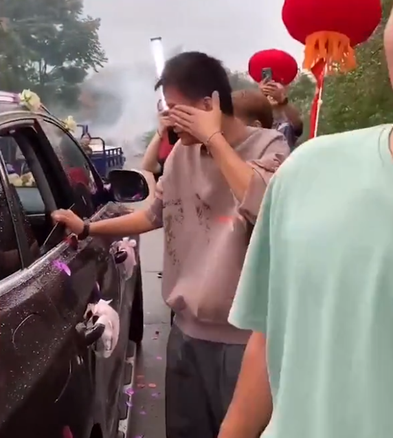 姐弟情深！湖南一位姐姐出嫁，2個雙胞胎弟弟哭成了淚人