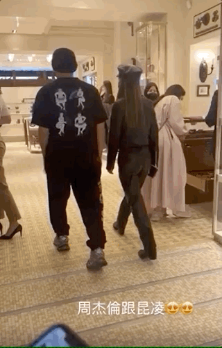 周杰倫攜昆凌巴黎觀戰梅西球賽，賽前播放《Mojoto》周董直呼驚喜