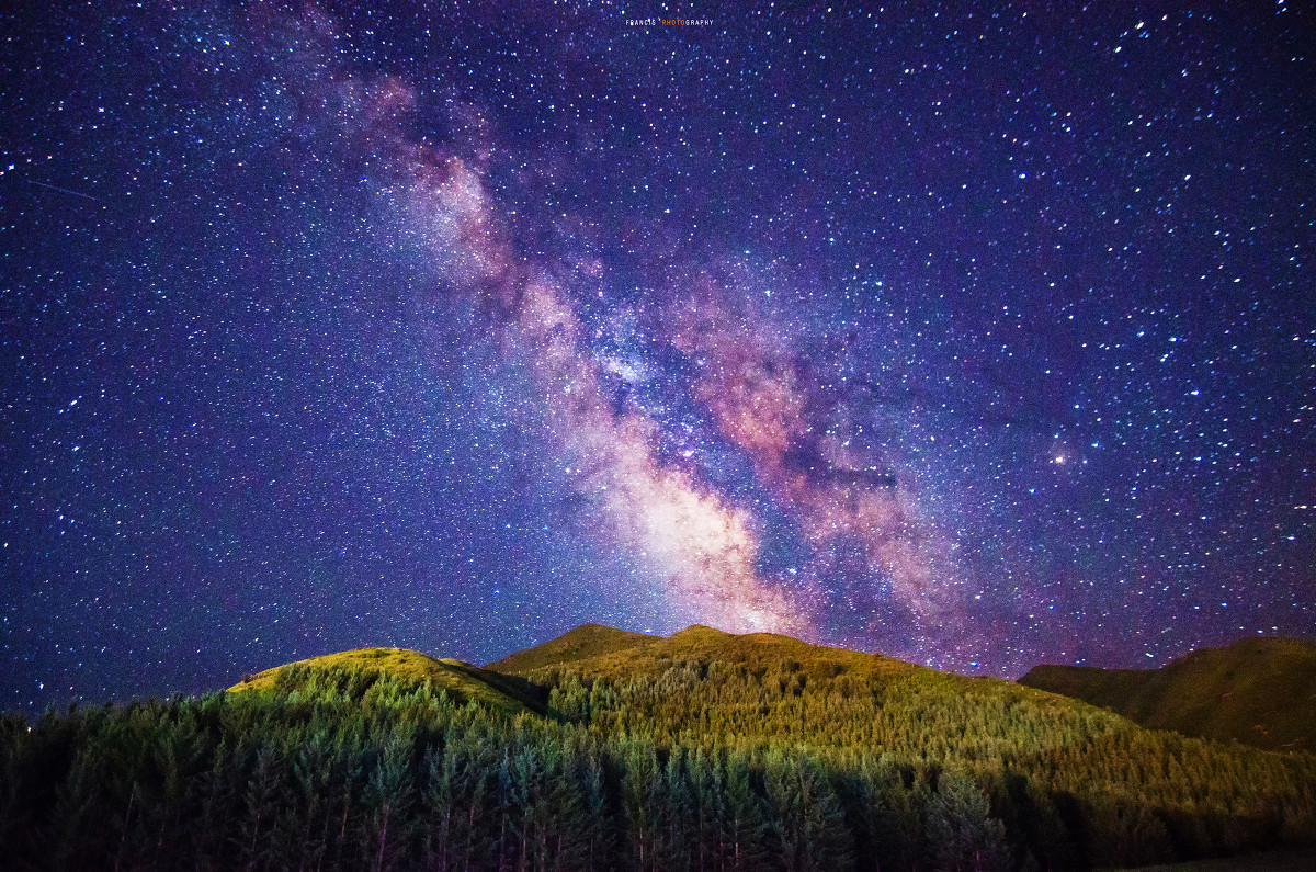 亮度相當(dāng)于700萬(wàn)億顆太陽(yáng)，宇宙中最亮的黑洞，究竟有多可怕？