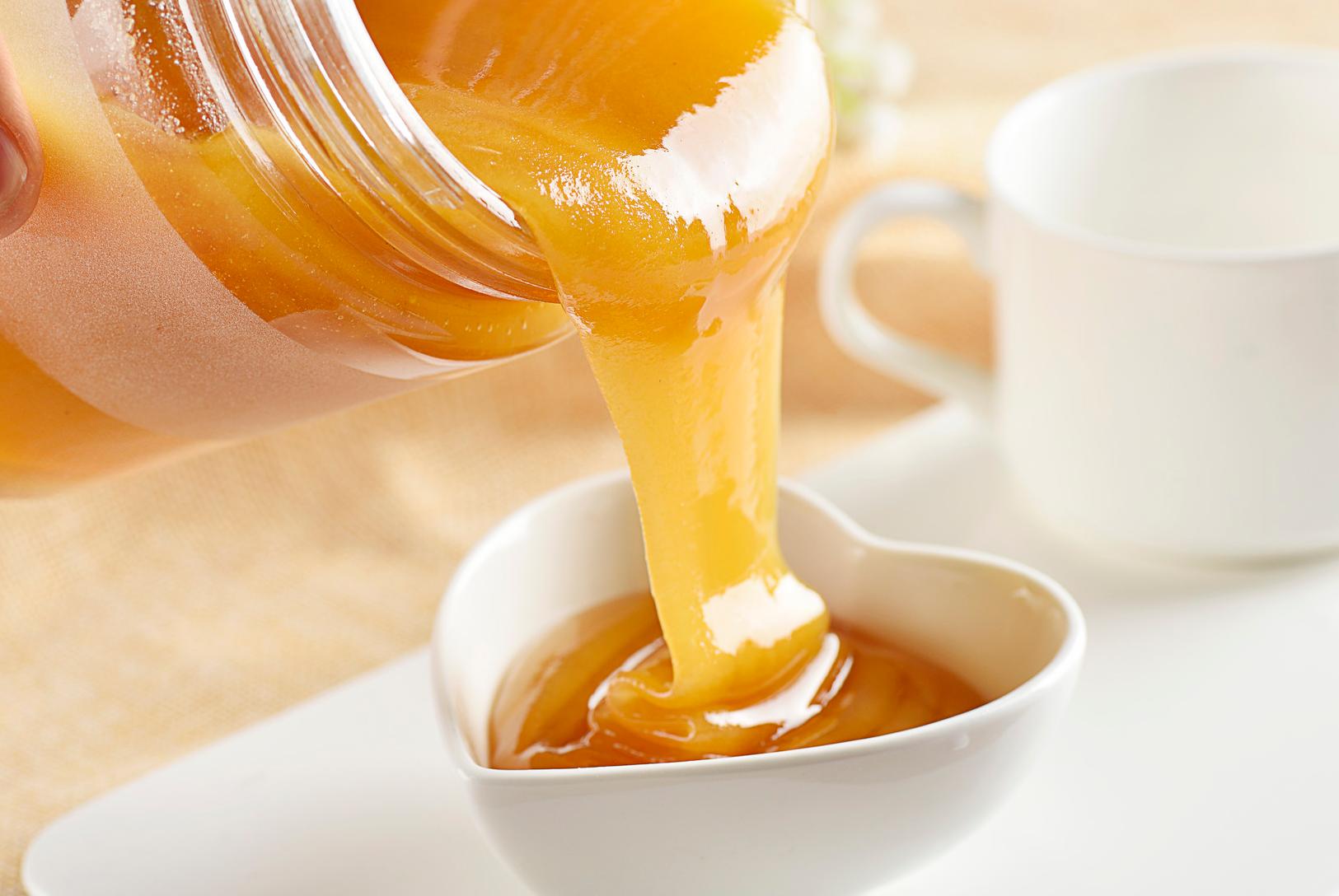 蜜蜂出現(xiàn)兩個蜂王臺是怎么回事(蜂群內(nèi)同時出現(xiàn)2個王臺怎樣處理) 蜜蜂出現(xiàn)兩個蜂王臺是怎么回事(蜂群內(nèi)同時出現(xiàn)2個王臺怎樣處理)