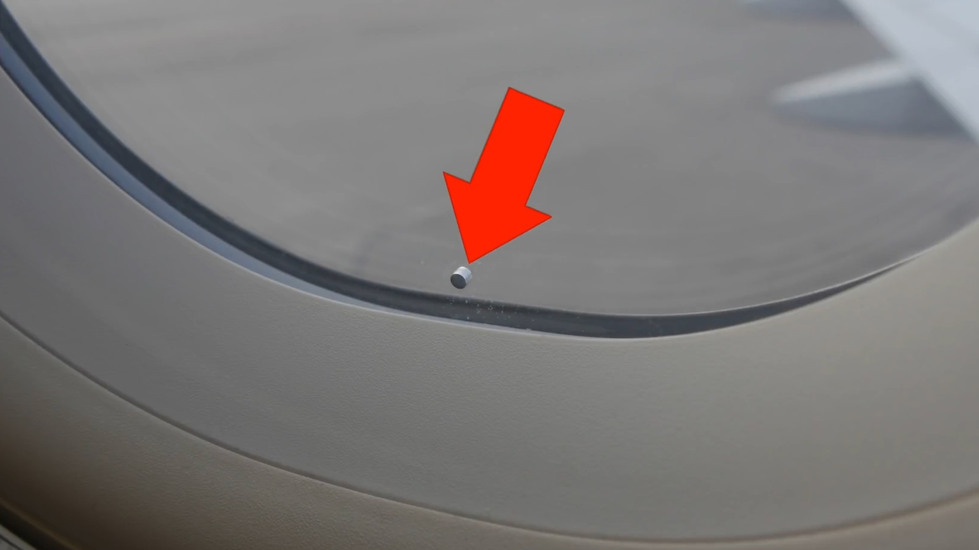 飛機窗戶上的這個小洞，你知道是做什么的嗎？