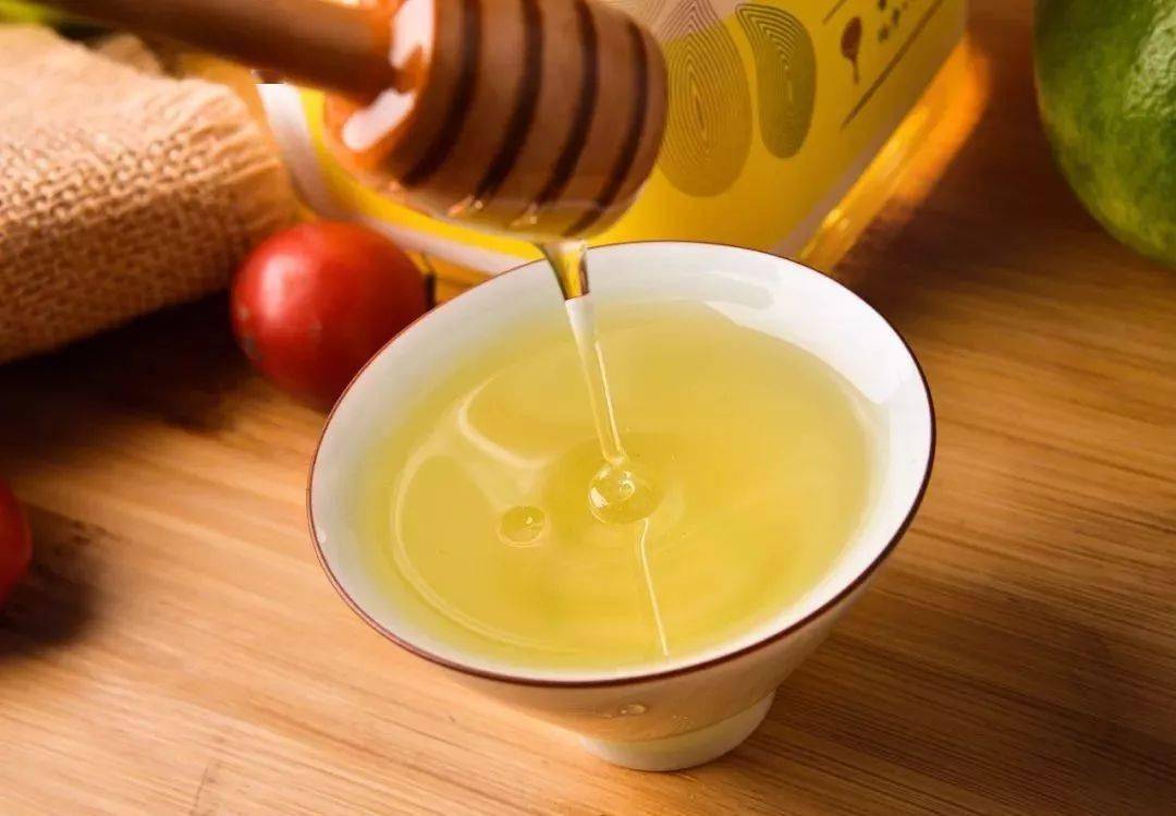 晚上喝蜂蜜好嗎(晚上喝蜂蜜有什么副作用) 晚上喝蜂蜜好嗎(晚上喝蜂蜜有什么副作用)