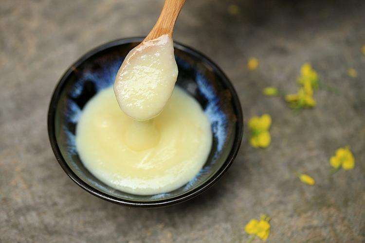 蜂王漿質量好壞的鑒別(什么樣的蜂王漿才是正宗的) 蜂王漿質量好壞的鑒別(什么樣的蜂王漿才是正宗的)