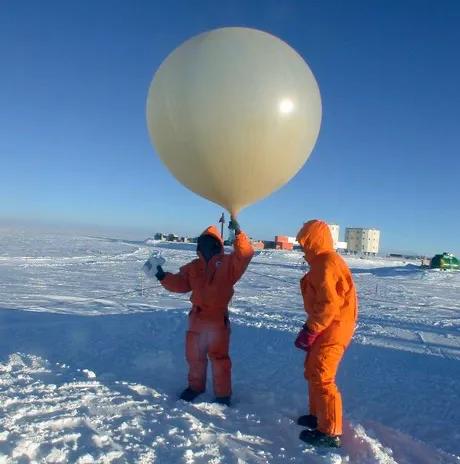 日本上空再現神秘白球(日本上空不明球體真相) 日本再現神秘白球:浮在空中不動,墜著未知物體,它到底是什么?