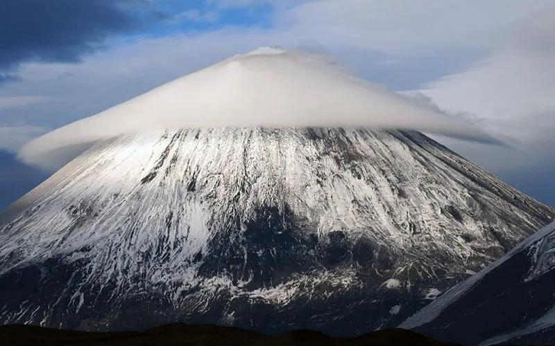 日本上空再現神秘白球(日本上空不明球體真相) 日本再現神秘白球:浮在空中不動,墜著未知物體,它到底是什么?
