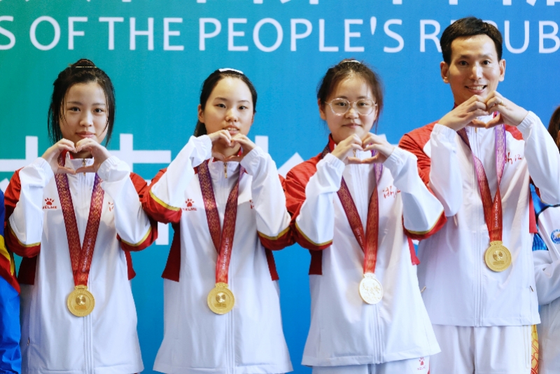 56天拿4金！楊倩助浙江奪全運團體金牌，賽后各種花式比心