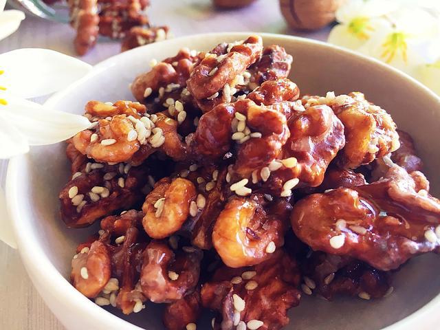 蜂蜜核桃仁的作用與功效(吃蜂蜜核桃仁的好處及功效與禁忌) 蜂蜜核桃仁的作用與功效(吃蜂蜜核桃仁的好處及功效與禁忌)