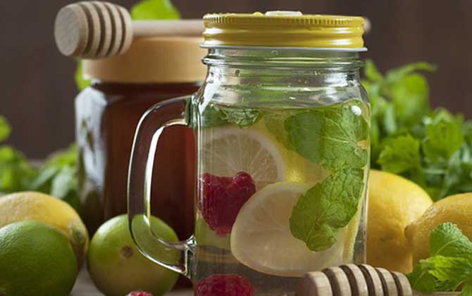 蜂蜜放了五年還能吃嗎？要看有沒有變質(zhì)，若已變質(zhì)則不能再食用！