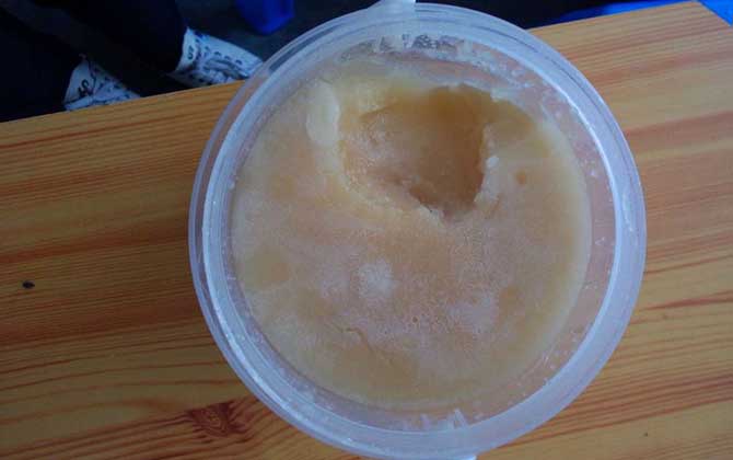 蜂蜜中摻白糖了會(huì)結(jié)晶嗎？可能結(jié)晶，但狀態(tài)與真蜂蜜卻截然不同！